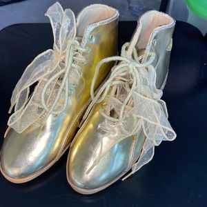 Vintage Gold LA gear workout shoes